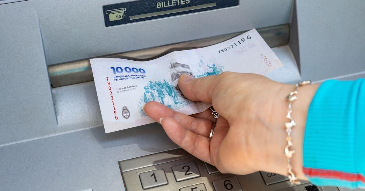 Cronistacom's tweet photo. ANSES confirmó cómo quedarán las jubilaciones y pensiones en octubre tras el aumento del 1,66% y el pago del bono extraordinario de $70.000. https://t.co/YTOYZ8thST https://t.co/18QuzWAT3J