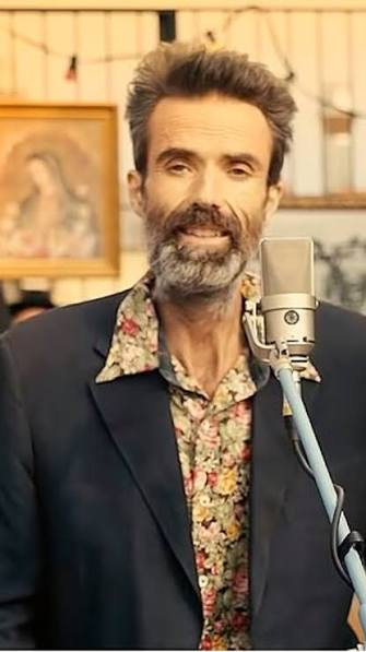 GustavoAdolf_'s tweet photo. Pau Donés vocalista de Jarabe de palo, dijo esto, antes de morir, en junio de 2020: 
- Estoy enfadado con el cáncer porque no me quiero ir, ahora no me viene bien irme. Preferiría vivir un poquito más, la verdad, pero es lo que hay y estoy bien conmigo mismo, en paz y tranquilo.  
Pau Donés dejó escritos estos consejos para ser feliz:  
-  Que sepamos vivir el presente. 
-  Que no perdamos el tiempo pensando en el futuro. 
-  Que dejemos de creer en la suerte y creamos en nosotros mismos. 
- Que dejemos de hacer montañas de granitos de arena. - Que la tristeza nos dé ganas de reír. 
- Que nos riamos mucho. 
- Que cantemos en la ducha, en los bares, en las bodas, en las cenas con los amigos o donde nos apetezca cuando nos venga en gana. 
- Que aprendamos a decirnos "te quiero" sin que nos dé vergüenza. 
- Que nos besemos, nos toquemos y nos abracemos mucho. 
- Que nos escuchemos tanto como sepamos compartirnos en silencio. 
- Que nos queramos, a los demás y sobre todo a nosotros mismos. 
- Que nos peleemos lo menos posible. Estar enfadado es una gran y estúpida pérdida de tiempo. ¡Al carajo el ego y el orgullo! 
- Que nos dejemos de rollos, de cosas, de hacer ver lo que no somos, que eso no sirve pa' ná. 
- Que le perdamos el miedo a la muerte, pero también le perdamos el miedo a vivir. 
- Que decidamos por nosotros mismos. Que nunca dejemos que los demás decidan por nosotros. 
- Que cuando la vida nos cierre una ventana sea cuando más abramos las alas para romper el cristal y salir volando. 
- Que las cosas nos lleven adonde sea, pero que nos vayan bien. 
- Que los hipócritas, corruptos, pesaos, estúpidos, mentirosos… Se reprogramen y entiendan que en la vida no hace falta ser así, que la vida va de otra cosa. 
- Que a las penas, puñaladas y al mal tiempo, buena cara. O mala, que tampoco pasa nada. 
- Que la vida sea siempre un sueño. 
- Y, en fin, que a la vida le demos calidad, porque belleza sobra.  
Pau Donés 🇪🇸 (1966-2020)
