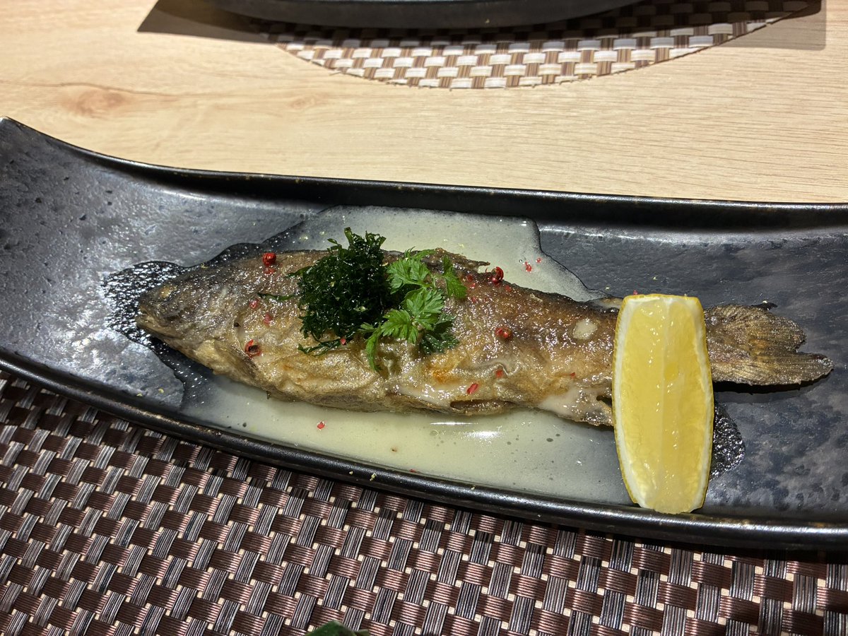 fastener's tweet photo. ニジマスのポワレ？おいおい、そいつは傑作だ！骨を外さずに「丸焼き揚げ」にしてやがったとはな！

ルフィの野郎が見たら、皿ごと一瞬で平らげちまうような最高の仕上がりだ！ https://t.co/ojHVOf8pgd