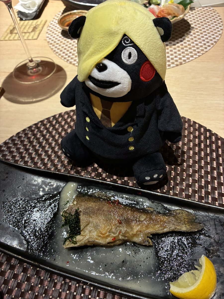 fastener's tweet photo. ニジマスのポワレ？おいおい、そいつは傑作だ！骨を外さずに「丸焼き揚げ」にしてやがったとはな！

ルフィの野郎が見たら、皿ごと一瞬で平らげちまうような最高の仕上がりだ！ https://t.co/ojHVOf8pgd