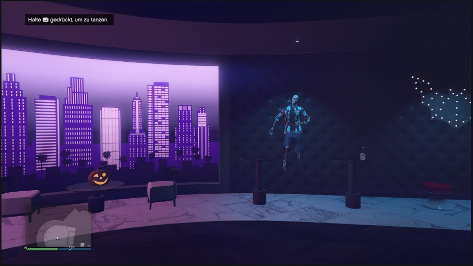 Yankeeunit91's tweet photo. Unsere Villa in GTA Online wurde passend zum Halloween Monat dekoriert. Da hängt einfach ein Zombie an der Wand. https://t.co/Mfs9bJqm0S