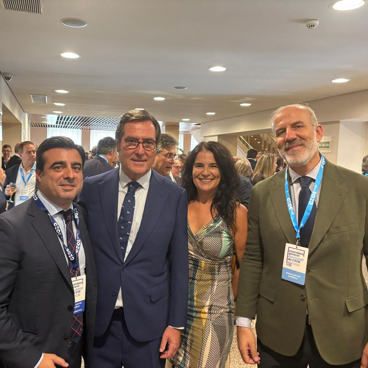 CIEMBadajoz's tweet photo. 👏 Enhorabuena a Antonio Garamendi y los mejores deseos tras su reelección como presidente de @CEOE_ES en la Asamblea General Electoral de hoy.

#CIEM ha estado representada por su presidente, José Luis Iniesta, y los vicepresidentes @Candelaria_Carr  #ATA y @pantin77 @ASPREMETAL https://t.co/3FvWW3q5xk