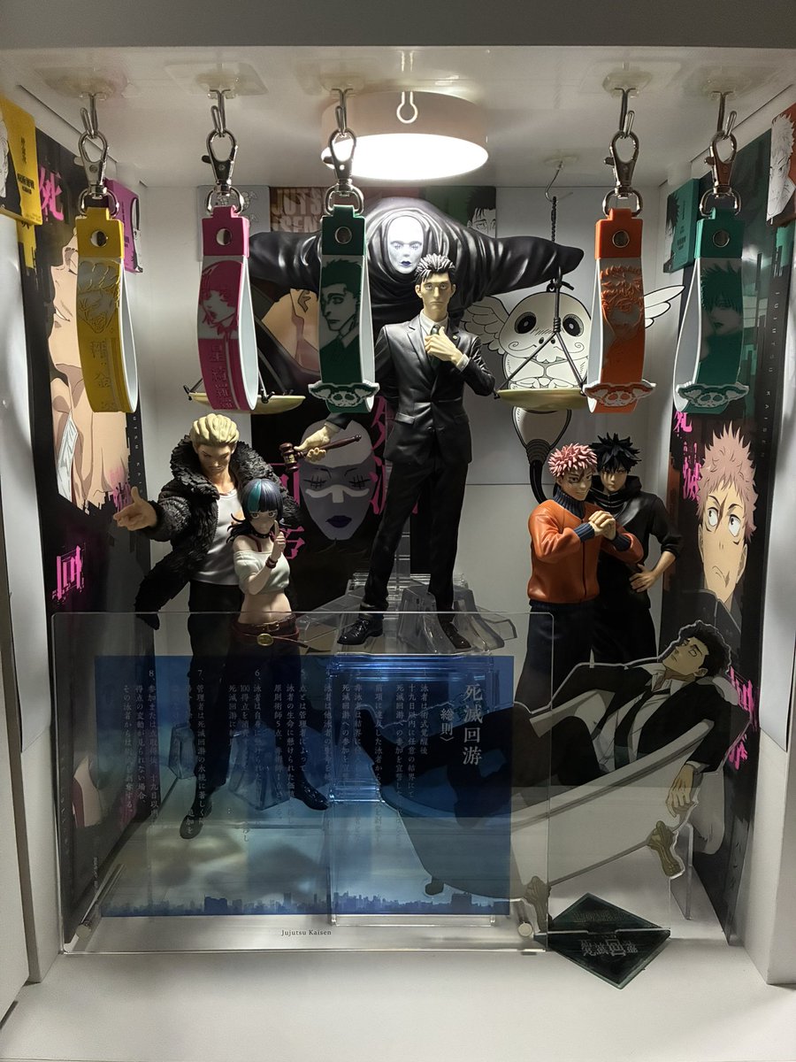 hassakumomo's tweet photo. 呪術廻戦の棚にもライト付けてみましたが
ダイソーさんのライトがどの棚にも合って
部屋を暗くしてずっと眺めてます、、

#フィギュア　#呪術廻戦　#ディスプレイ https://t.co/oFbSwLPocl