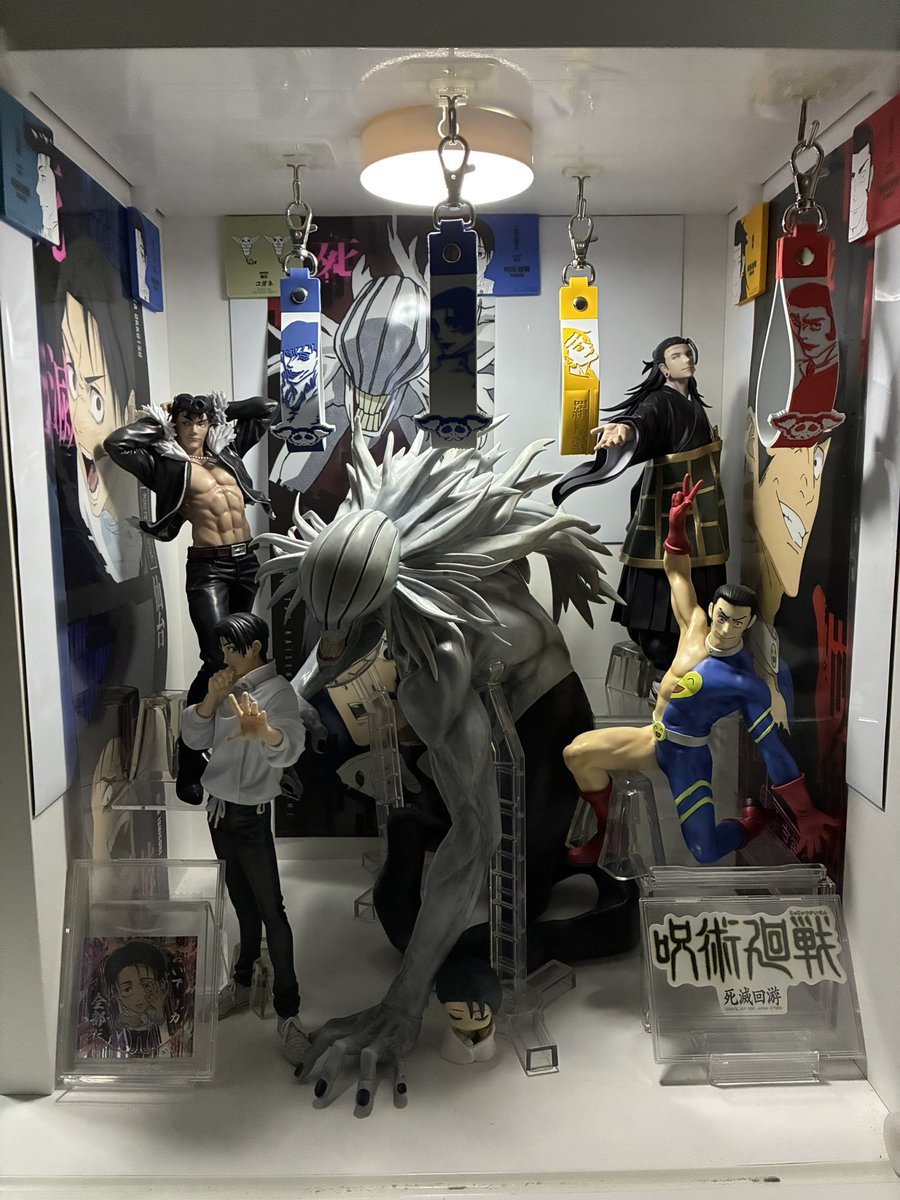 hassakumomo's tweet photo. 呪術廻戦の棚にもライト付けてみましたが
ダイソーさんのライトがどの棚にも合って
部屋を暗くしてずっと眺めてます、、

#フィギュア　#呪術廻戦　#ディスプレイ https://t.co/oFbSwLPocl