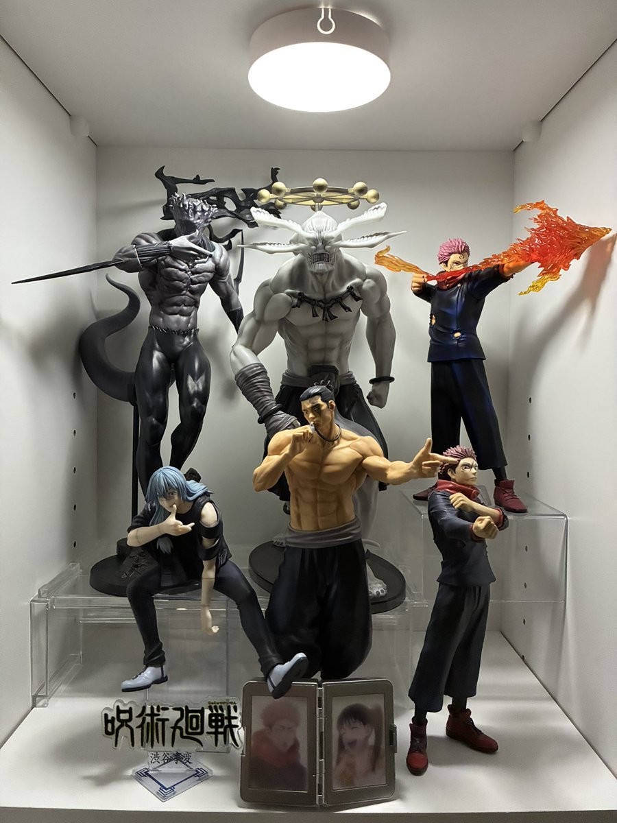 hassakumomo's tweet photo. 呪術廻戦の棚にもライト付けてみましたが
ダイソーさんのライトがどの棚にも合って
部屋を暗くしてずっと眺めてます、、

#フィギュア　#呪術廻戦　#ディスプレイ https://t.co/oFbSwLPocl