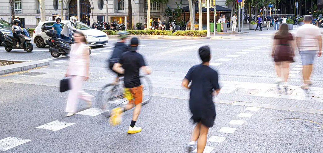 fmapfre's tweet photo. 🚦 Hoy entran en vigor nuevas normas de tráfico para reforzar la protección de peatones, ciclistas, motoristas y usuarios de VMP.

Promovemos una movilidad más segura y la prevención de lesiones. Conocer y respetar las normas, clave para salvar vidas.

👉https://t.co/20d5vYdwws https://t.co/BCBbunC5bA