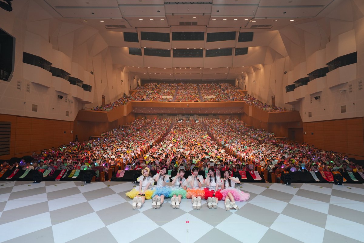 FRUITS_ZIPPER's tweet photo. ⟡📸ホールツアー大阪Day2 集合写真🗝️ ⟡

10/1(木) at グランキューブ大阪 メインホール
FRUITS ZIPPER JAPAN TOUR 2026 - AUTUMN -
「Secret Code」

💜仲川瑠夏 @luna_fz0703
💛早瀬ノエル @noel_fz1229
💚櫻井優衣 @yui_fz0221
🩵真中まな @manafy_fz0422
🩷松本かれん @karen_fz0328
🧡鎮西寿々歌 @suzuka_fz1124
❤️月足天音 @amane_fz1026

🎧「秘密のアティチュード」を聴く
https://t.co/dLn4L79eTw

#ふるっぱーと全国ツアー2026
#FRUITSZIPPER #ふるっぱー 
#フルーツジッパー