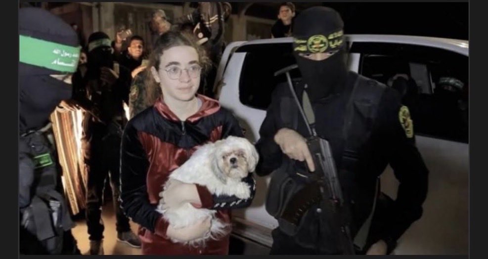 K00000001005's tweet photo. للتذكير فقط .. 🚨

كلب فتاة إسرائيلية ظل تحت حماية مجاهدين حماس لأكثر من عام ونصف، ولا أحد تذكر "الكرامة"..!

لكن ممرضة سعودية تعالج منكوبين إسرائيليين،
فجأة انجرحت مشاعرهم ..

المشكلة ليست في #إسرائيل ..
المشكلة أن الإنسانية جاءت من #السعودية .. https://t.co/cDr7jIFiFv