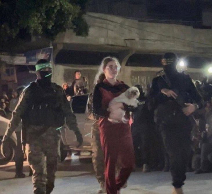 K00000001005's tweet photo. للتذكير فقط .. 🚨

كلب فتاة إسرائيلية ظل تحت حماية مجاهدين حماس لأكثر من عام ونصف، ولا أحد تذكر "الكرامة"..!

لكن ممرضة سعودية تعالج منكوبين إسرائيليين،
فجأة انجرحت مشاعرهم ..

المشكلة ليست في #إسرائيل ..
المشكلة أن الإنسانية جاءت من #السعودية .. https://t.co/cDr7jIFiFv