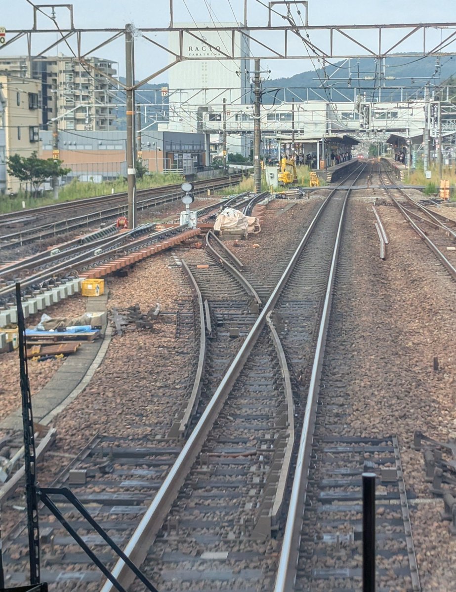 heian_ex's tweet photo. ・JR東日本のクレーン車が京都鉄博で展示される
・山科駅の工事のPRが行われる

「山科駅の工事でそのクレーンを使う」とは一言も書いてないけど、そう読めてしまうw

分岐器仮組してる場所から、挿入が想定される場所まで300mぐらい離れてて、トロで縦取りするには遠すぎるんだよなぁ?? https://t.co/z1q2gpPivg