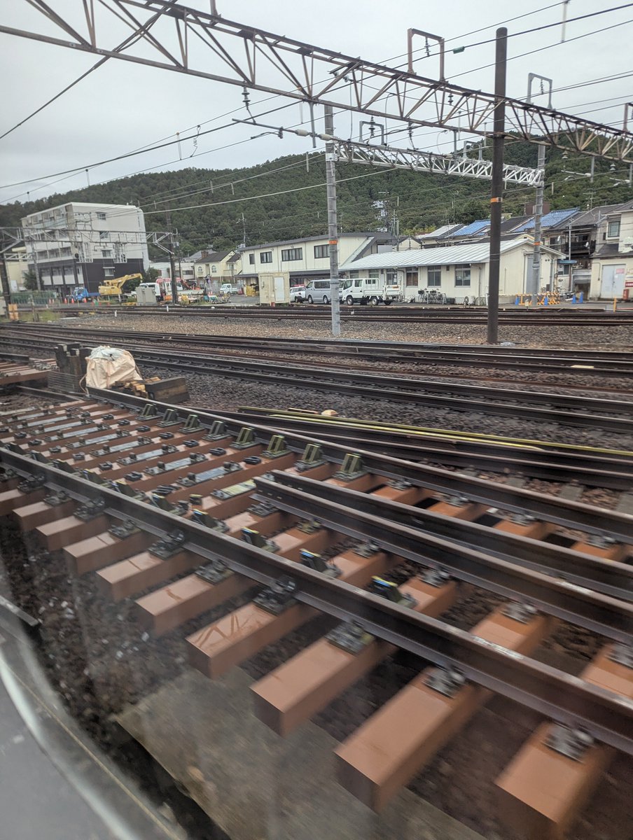 heian_ex's tweet photo. ・JR東日本のクレーン車が京都鉄博で展示される
・山科駅の工事のPRが行われる

「山科駅の工事でそのクレーンを使う」とは一言も書いてないけど、そう読めてしまうw

分岐器仮組してる場所から、挿入が想定される場所まで300mぐらい離れてて、トロで縦取りするには遠すぎるんだよなぁ?? https://t.co/z1q2gpPivg