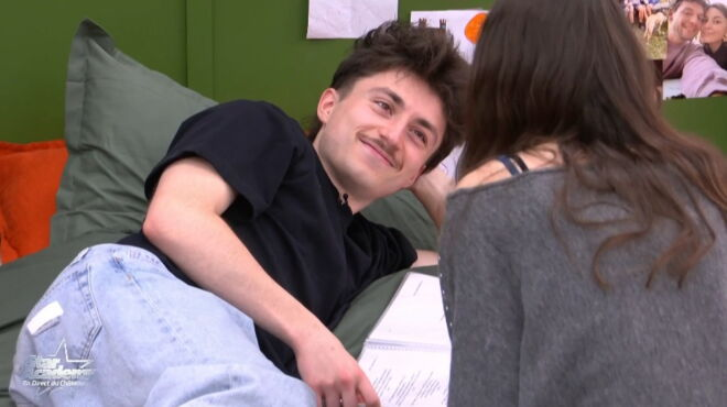 NewsReactLive's tweet photo. Quittée pendant qu'il participait à la Star Academy la saison dernière, l'ex-compagne de Léo a pris la parole sur les réseaux sociaux.

Elle mentionne le stress, la pression médiatique et les répercussions personnelles traversées pendant le programme, y compris une séparation abrupte.

« Les proches sont enfermés dans une boule anxiogène et stressante pendant plusieurs semaines, plusieurs mois et les copines encore plus. » explique-t-elle.

« Je n'ai aucune haine contre Jeanne, c'est une personne talentueuse. C'est lui qui a été irrespectueux, qui a préféré parler sur des plateaux télé plutôt qu'à la femme qu'il a trahie. » déclare-t-elle.