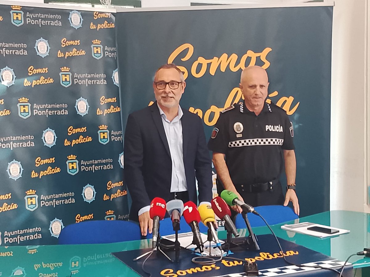 AytoPonferrada's tweet photo. 👮‍♂️ El concejal de Seguridad Ciudadana, @ccortinag; junto al intendente jefe, Arturo Pereira, han comunicado los buenos resultados del Plan de Seguridad Estival de la @092ponferrada :
-Casi 1.700 vigilancias de viviendas, sin incidentes
-Sólo 3 accidentes de tráfico con heridos. https://t.co/2Y8u0uzfX8
