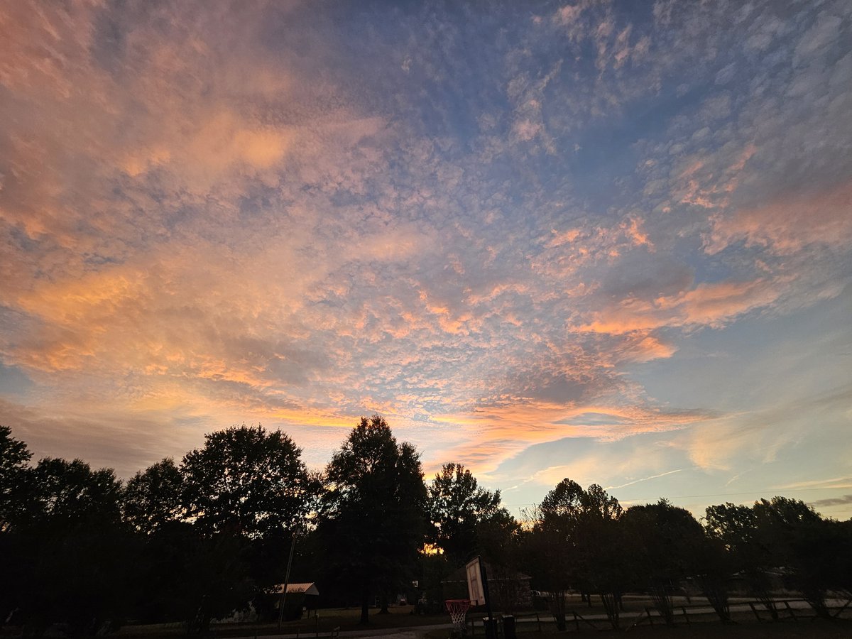 DavidMeeks's tweet photo. Beautiful sunrise in Wooster this morning! #arwx https://t.co/hHHi74mxIe