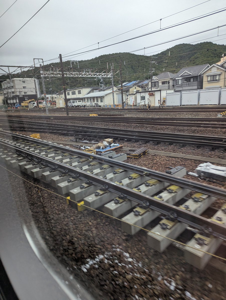 heian_ex's tweet photo. ・JR東日本のクレーン車が京都鉄博で展示される
・山科駅の工事のPRが行われる

「山科駅の工事でそのクレーンを使う」とは一言も書いてないけど、そう読めてしまうw

分岐器仮組してる場所から、挿入が想定される場所まで300mぐらい離れてて、トロで縦取りするには遠すぎるんだよなぁ?? https://t.co/z1q2gpPivg