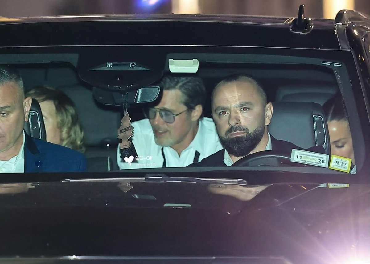 alxBlanco's tweet photo. Photo by 唐尼 on July 04, 2026. May feature people, a rear-view mirror, a limousine, a dinner jacket, and text. https://t.co/7TJN2xd40t