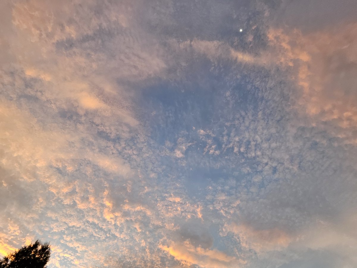 DavidMeeks's tweet photo. Beautiful sunrise in Wooster this morning! #arwx https://t.co/hHHi74mxIe