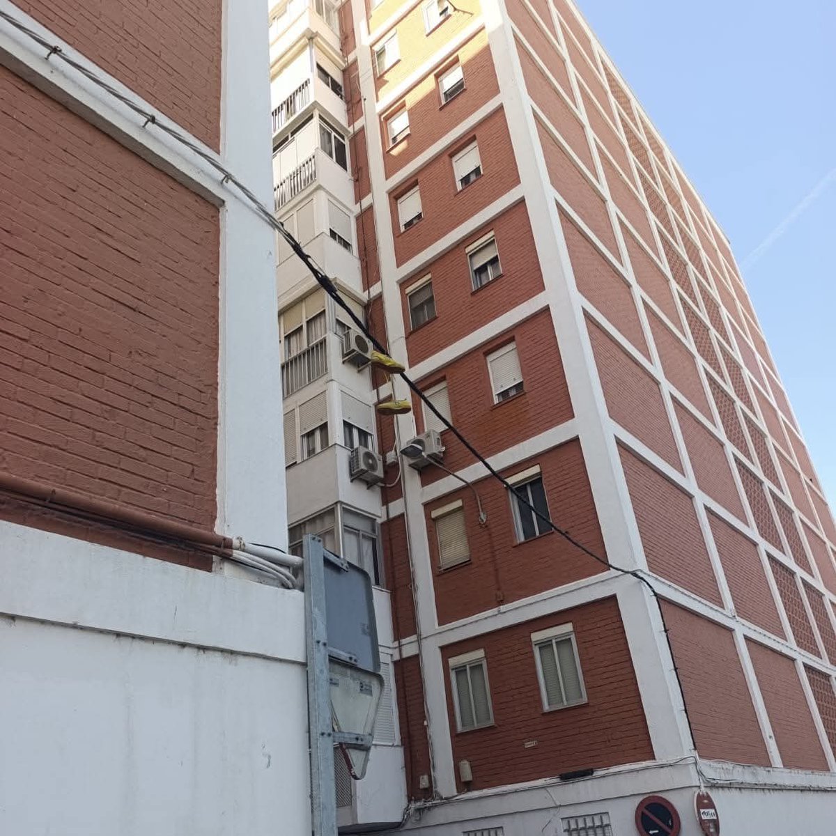 CadizAbandonada's tweet photo. 👟Vecinos del barrio de Loreto denuncian la existencia de zapatillas deportivas colgadas del tendido eléctrico en la calle Plus Ultra, lo que a tenor de los códigos pandilleros podría indicar la localización de un punto activo de venta de droga @Cadiz_es @policia https://t.co/wDnMekPNWQ