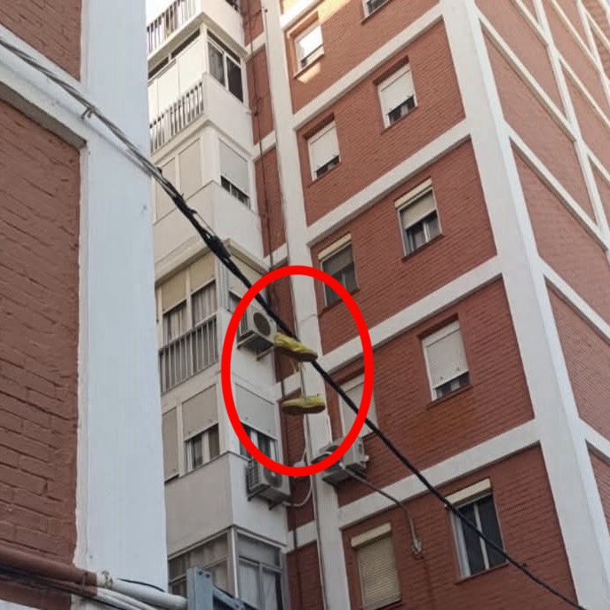 CadizAbandonada's tweet photo. 👟Vecinos del barrio de Loreto denuncian la existencia de zapatillas deportivas colgadas del tendido eléctrico en la calle Plus Ultra, lo que a tenor de los códigos pandilleros podría indicar la localización de un punto activo de venta de droga @Cadiz_es @policia https://t.co/wDnMekPNWQ