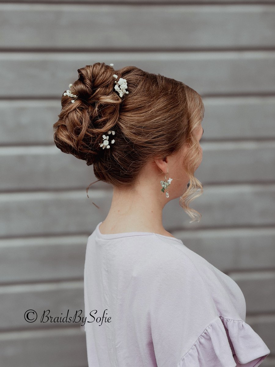 kinho_sa's tweet photo. One of the bridesmaids https://t.co/0wA3nYU2H2