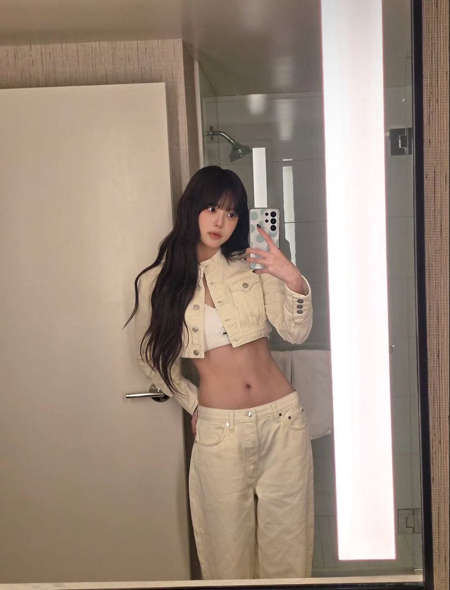 ldvtwt's tweet photo. zuha's hotel room bootcamp busy af https://t.co/qWZBuizOiF