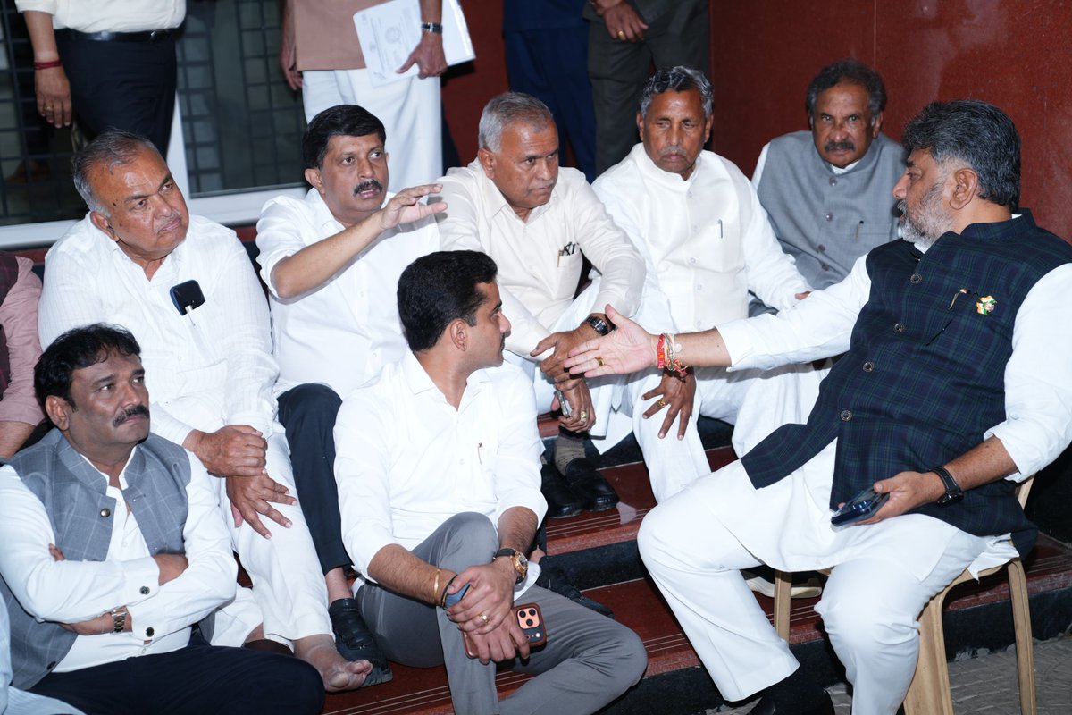 anusharavi10's tweet photo. Karnataka's CM @DKShivakumar sitting in protest outside @ceo_karnataka office along with cabinet colleagues @PriyankKharge @RLR_BTM @thekjgeorge @KHMuniyappaklr @ArshadRizwan & several @INCTelangana leaders demanding an inquiry into bulk Form 7 submissions aimed at mass deletion of voters from minority & marginalised communities.