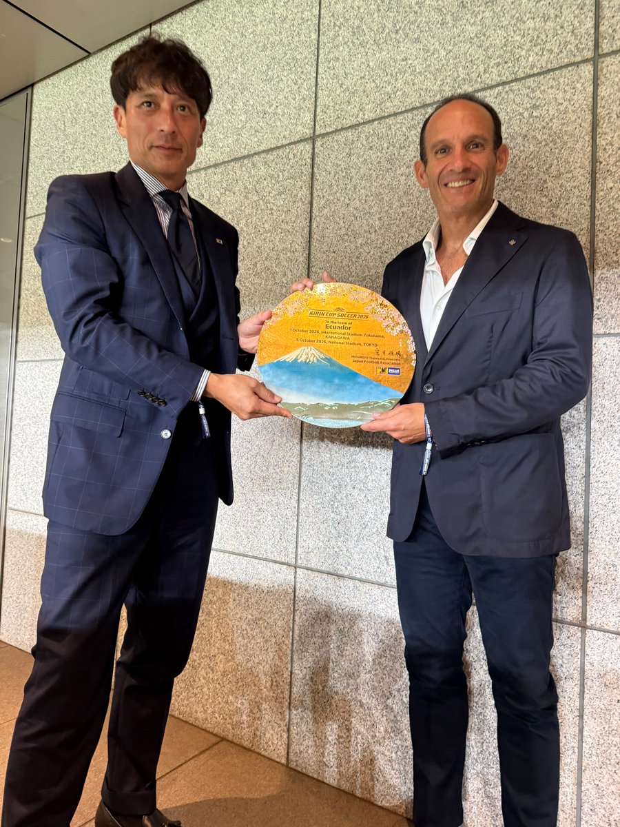 FEFecuador's tweet photo. El presidente de la Federación Ecuatoriana de Fútbol, Francisco Egas, junto a Tsuneyasu Miyamoto, presidente de la Federación Japonesa de Fútbol, en un encuentro que también contó con la presencia de César Montaño Huerta, embajador del Ecuador en Japón. 🇪🇨🤝🇯🇵

Nuestro agradecimiento por la hospitalidad y las atenciones recibidas durante nuestra visita
