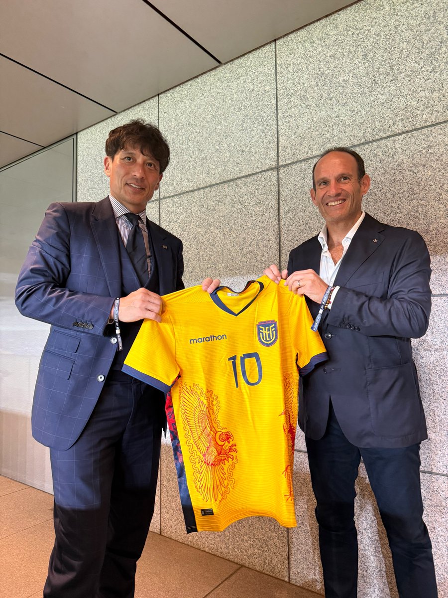FEFecuador's tweet photo. El presidente de la Federación Ecuatoriana de Fútbol, Francisco Egas, junto a Tsuneyasu Miyamoto, presidente de la Federación Japonesa de Fútbol, en un encuentro que también contó con la presencia de César Montaño Huerta, embajador del Ecuador en Japón. 🇪🇨🤝🇯🇵

Nuestro agradecimiento por la hospitalidad y las atenciones recibidas durante nuestra visita