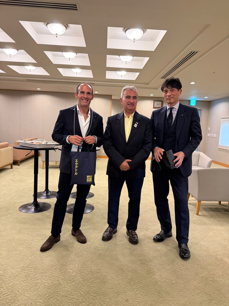 FEFecuador's tweet photo. El presidente de la Federación Ecuatoriana de Fútbol, Francisco Egas, junto a Tsuneyasu Miyamoto, presidente de la Federación Japonesa de Fútbol, en un encuentro que también contó con la presencia de César Montaño Huerta, embajador del Ecuador en Japón. 🇪🇨🤝🇯🇵

Nuestro agradecimiento por la hospitalidad y las atenciones recibidas durante nuestra visita