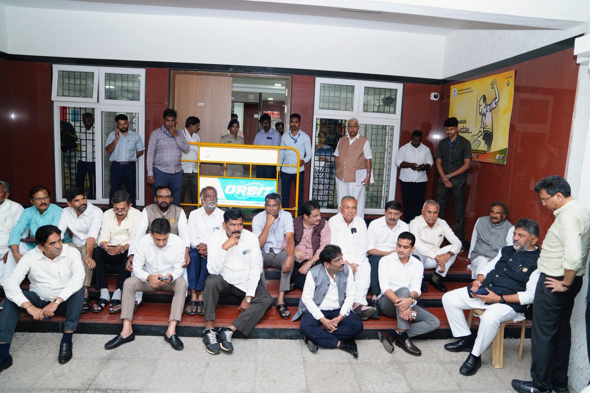 anusharavi10's tweet photo. Karnataka's CM @DKShivakumar sitting in protest outside @ceo_karnataka office along with cabinet colleagues @PriyankKharge @RLR_BTM @thekjgeorge @KHMuniyappaklr @ArshadRizwan & several @INCTelangana leaders demanding an inquiry into bulk Form 7 submissions aimed at mass deletion of voters from minority & marginalised communities.