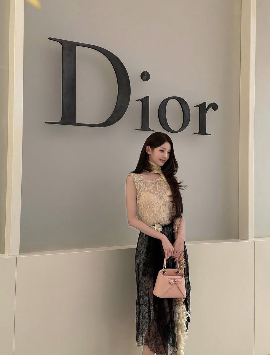 litchi0831's tweet photo. Wonyoung and Dior create pure fashion magic on the streets of Paris

WONYOUNG IN DIOR
#WonyoungDiorSummer27
#JANGWONYOUNG
#WONYOUNG
#DiorSummer27 @Dior https://t.co/N9MvVX8whJ