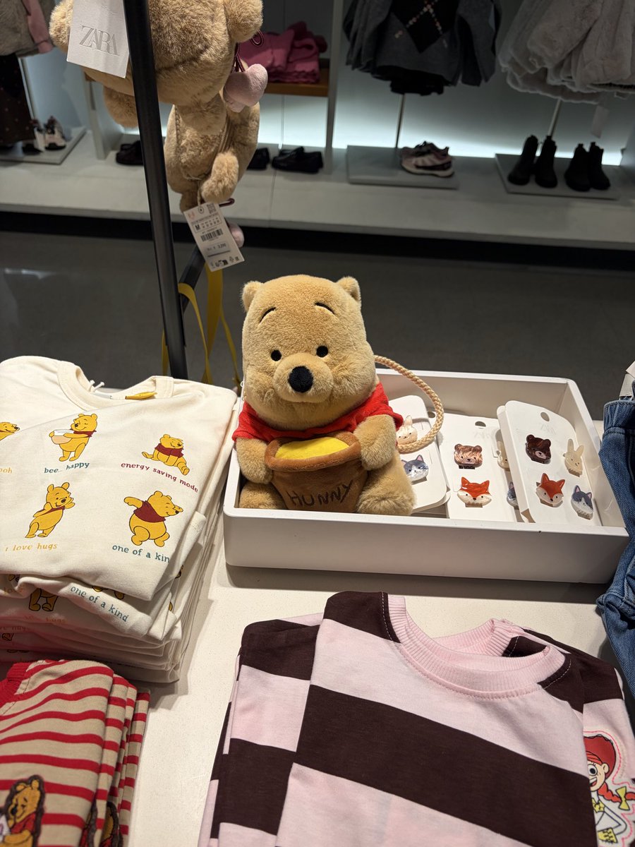 pooh3___83's tweet photo. ZARA pooh🍂🍯
これはポシェットじゃなくて、ほぼぬいぐるみ🧸 https://t.co/XJzvmaMvXZ