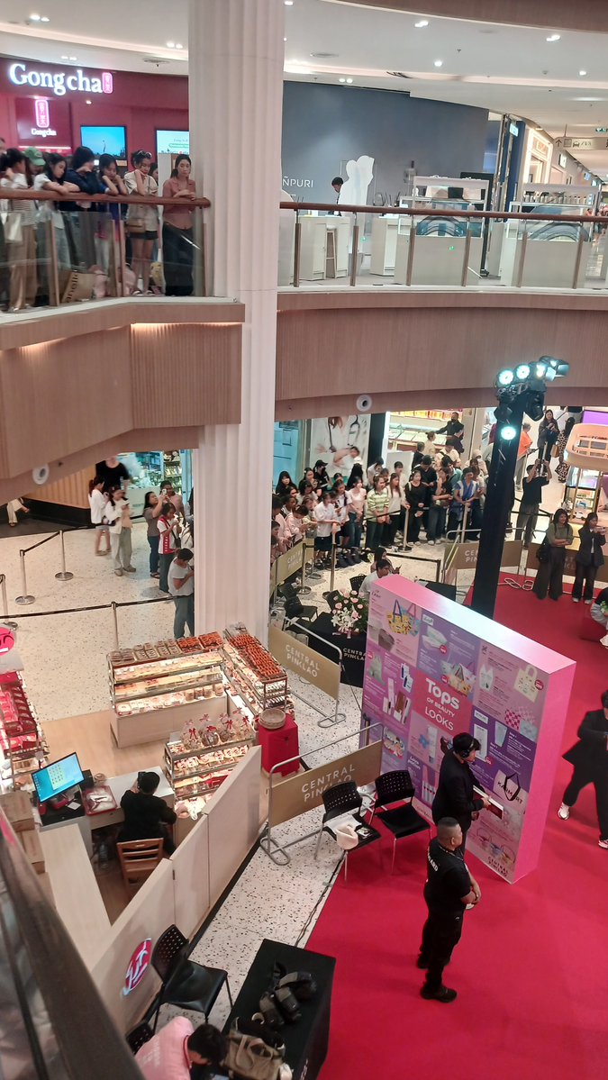 gsakkub's tweet photo. ผมเดินดูให้แล้ว สำหรับงานTopsเซนปิ่น
แฟนโซน100คนด้านล่างน่าจะแบ่งซ้ายขวา
ชั้นสอง/สามมีที่นิดหน่อยพอมอง��ห็น
พื้นที่ยืนแคบมากๆ ดูแลตัวเองดีๆนะทุกคน https://t.co/q5nuS6IxvV