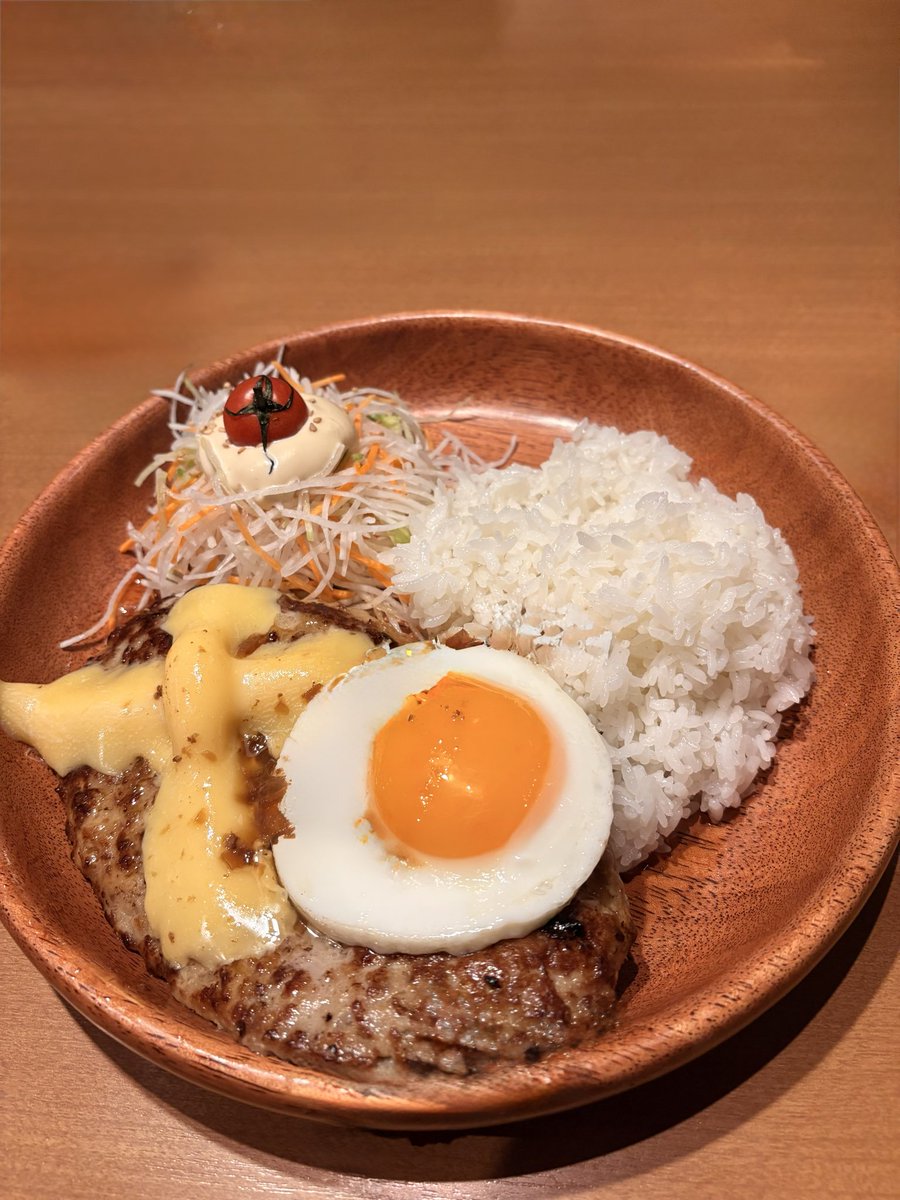 pompokoponhide's tweet photo. 今日は本当は丸亀製麺へ🚗
10月1日は釜揚げうどんの日で半額ということで、駐車場は満車、外まで行列😩💦
さすがに諦めて、びっくりドンキーへ変更😆
チーズバーグディッシュにたまごトッピング🍳、テリタママヨポテト、いちごミルク🍓🥛

美味しくいただきました😋

丸亀はまた今度ですね👍 https://t.co/wD9KdlHSh0
