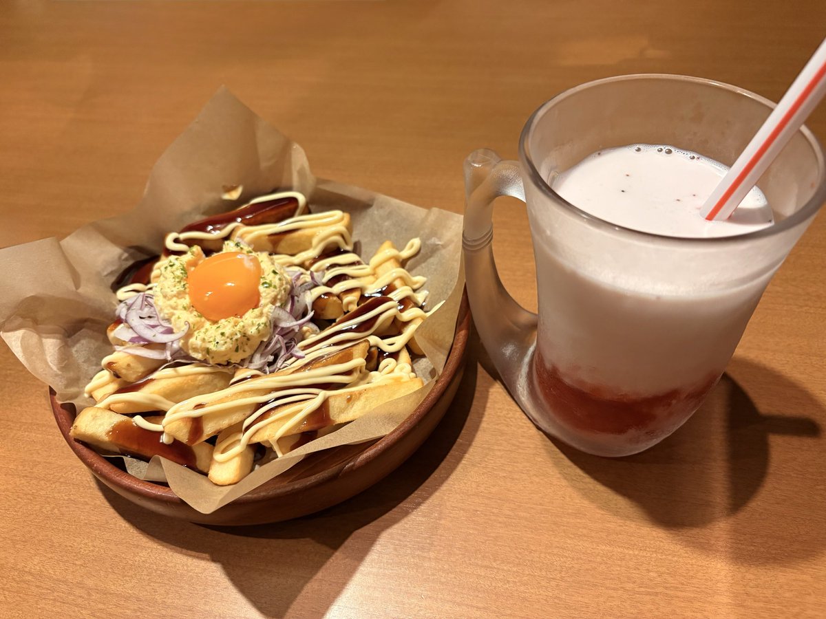 pompokoponhide's tweet photo. 今日は本当は丸亀製麺へ🚗
10月1日は釜揚げうどんの日で半額ということで、駐車場は満車、外まで行列😩💦
さすがに諦めて、びっくりドンキーへ変更😆
チーズバーグディッシュにたまごトッピング🍳、テリタママヨポテト、いちごミルク🍓🥛

美味しくいただきました😋

丸亀はまた今度ですね👍 https://t.co/wD9KdlHSh0