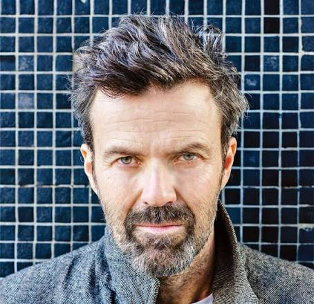 GustavoAdolf_'s tweet photo. Pau Donés vocalista de Jarabe de palo, dijo esto, antes de morir, en junio de 2020: 
- Estoy enfadado con el cáncer porque no me quiero ir, ahora no me viene bien irme. Preferiría vivir un poquito más, la verdad, pero es lo que hay y estoy bien conmigo mismo, en paz y tranquilo.  
Pau Donés dejó escritos estos consejos para ser feliz:  
-  Que sepamos vivir el presente. 
-  Que no perdamos el tiempo pensando en el futuro. 
-  Que dejemos de creer en la suerte y creamos en nosotros mismos. 
- Que dejemos de hacer montañas de granitos de arena. - Que la tristeza nos dé ganas de reír. 
- Que nos riamos mucho. 
- Que cantemos en la ducha, en los bares, en las bodas, en las cenas con los amigos o donde nos apetezca cuando nos venga en gana. 
- Que aprendamos a decirnos "te quiero" sin que nos dé vergüenza. 
- Que nos besemos, nos toquemos y nos abracemos mucho. 
- Que nos escuchemos tanto como sepamos compartirnos en silencio. 
- Que nos queramos, a los demás y sobre todo a nosotros mismos. 
- Que nos peleemos lo menos posible. Estar enfadado es una gran y estúpida pérdida de tiempo. ¡Al carajo el ego y el orgullo! 
- Que nos dejemos de rollos, de cosas, de hacer ver lo que no somos, que eso no sirve pa' ná. 
- Que le perdamos el miedo a la muerte, pero también le perdamos el miedo a vivir. 
- Que decidamos por nosotros mismos. Que nunca dejemos que los demás decidan por nosotros. 
- Que cuando la vida nos cierre una ventana sea cuando más abramos las alas para romper el cristal y salir volando. 
- Que las cosas nos lleven adonde sea, pero que nos vayan bien. 
- Que los hipócritas, corruptos, pesaos, estúpidos, mentirosos… Se reprogramen y entiendan que en la vida no hace falta ser así, que la vida va de otra cosa. 
- Que a las penas, puñaladas y al mal tiempo, buena cara. O mala, que tampoco pasa nada. 
- Que la vida sea siempre un sueño. 
- Y, en fin, que a la vida le demos calidad, porque belleza sobra.  
Pau Donés 🇪🇸 (1966-2020)