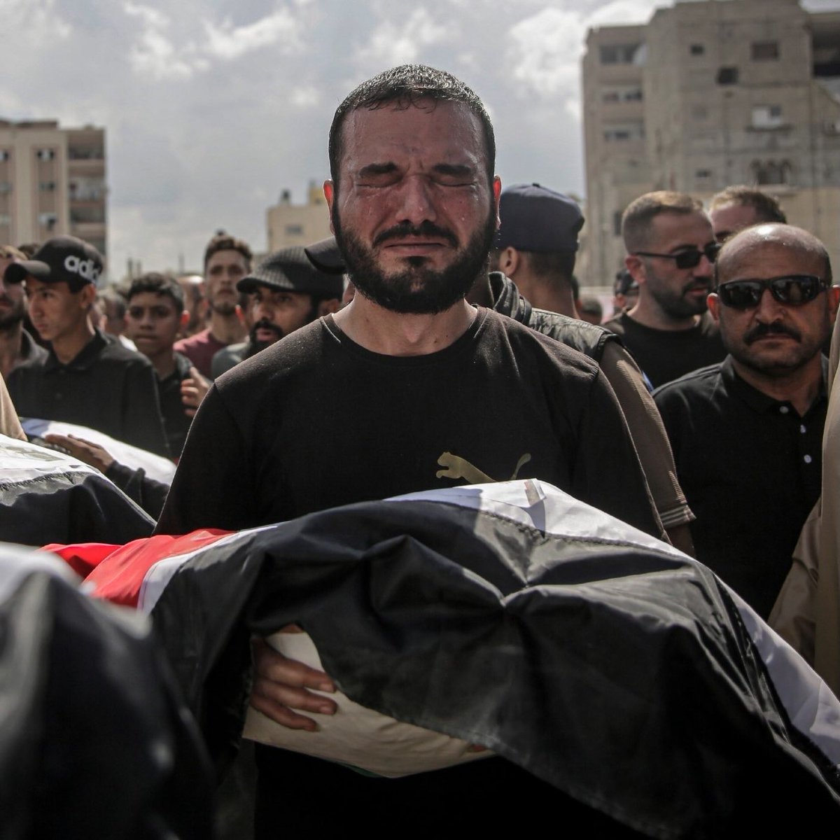 EyeonPalestine's tweet photo. Palestinians in Gaza City took part in a mass funeral procession for 105 people whose bodies were recently recovered from beneath the rubble of homes in the Al-Taj area, nearly three years after they were killed during the war against Gaza. 

موكب تشييع حاشد لجثامين 105 فلسطينيي، انتُشلت جثامينهم مؤخرًا من تحت أنقاض منازل في منطقة التاج وسط مدينة غزة، بعد نحو ثلاث سنوات من ارتقائهم خلال العدوان على غزة.
