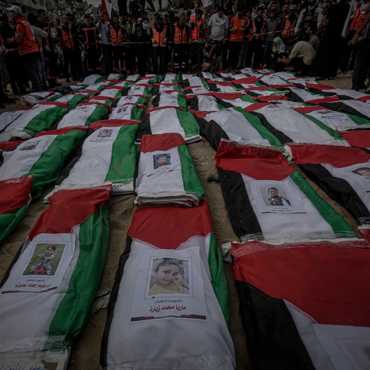 EyeonPalestine's tweet photo. Palestinians in Gaza City took part in a mass funeral procession for 105 people whose bodies were recently recovered from beneath the rubble of homes in the Al-Taj area, nearly three years after they were killed during the war against Gaza. 

موكب تشييع حاشد لجثامين 105 فلسطينيي، انتُشلت جثامينهم مؤخرًا من تحت أنقاض منازل في منطقة التاج وسط مدينة غزة، بعد نحو ثلاث سنوات من ارتقائهم خلال العدوان على غزة.