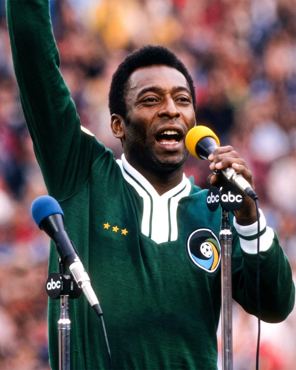SantosFC's tweet photo. O último ato da carreira do maior jogador de todos os tempos. Santos de um lado, NY Cosmos do outro e Pelé em ambos os times daquele confronto histórico.

A despedida de um Rei que é único, incomparável e eterno. Um dia que também ficou marcado por um discurso emocionante, cujas palavras seguem atuais até hoje, encerrado com uma frase que atravessou gerações: 𝑳𝒐𝒗𝒆, 𝒍𝒐𝒗𝒆 𝒂𝒏𝒅 𝒍𝒐𝒗𝒆! 🤴🏿♾