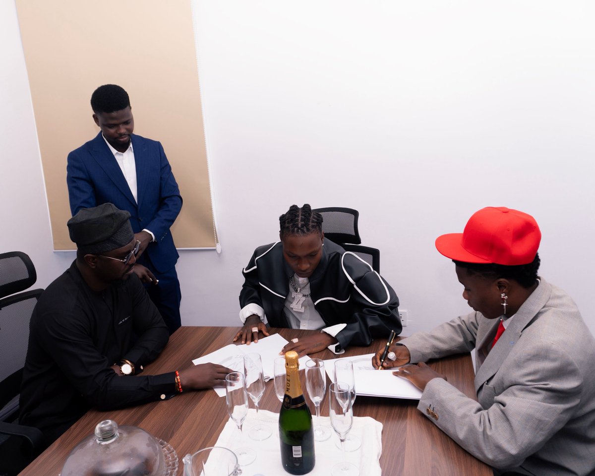 Waziyungg's tweet photo. From dreaming about it to living it🤲🏾❤️
A new wave begins. 🌊🖊️
God did. 🖊️🤲🏾❤️
This is only the beginning Waziyung. https://t.co/RqAA1tEpSy