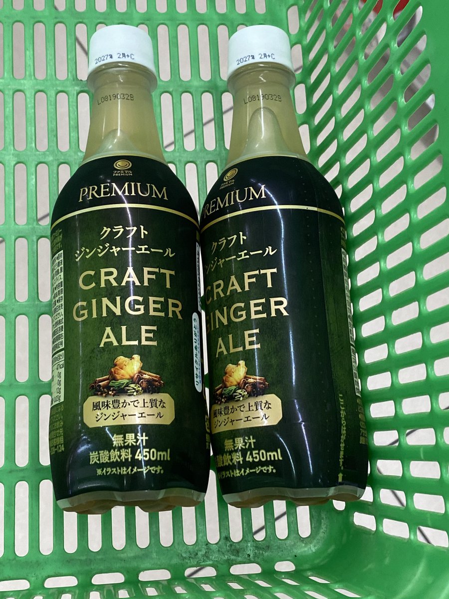 tripprogrammer's tweet photo. 3일차 숙소 돌아가는 길에 패밀리마트에서 구입한 ‘프리미엄 크래프트 진저에일’인데 강추한다. 탄산이라 터질까봐 한국에 사오지 못했는데 꼳 마셔봐. 진저에일 중에 최고야. 특히 이번에 나온 신상이었고, 일본 패밀리마트 한정 판매 상품이야. 마지막날 공항까지 가져가서 마셨다. (내돈내산임) https://t.co/VY98uVHpLE