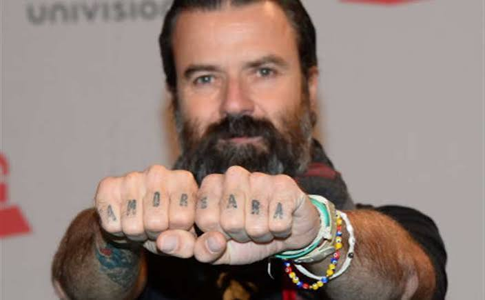 GustavoAdolf_'s tweet photo. Pau Donés vocalista de Jarabe de palo, dijo esto, antes de morir, en junio de 2020: 
- Estoy enfadado con el cáncer porque no me quiero ir, ahora no me viene bien irme. Preferiría vivir un poquito más, la verdad, pero es lo que hay y estoy bien conmigo mismo, en paz y tranquilo.  
Pau Donés dejó escritos estos consejos para ser feliz:  
-  Que sepamos vivir el presente. 
-  Que no perdamos el tiempo pensando en el futuro. 
-  Que dejemos de creer en la suerte y creamos en nosotros mismos. 
- Que dejemos de hacer montañas de granitos de arena. - Que la tristeza nos dé ganas de reír. 
- Que nos riamos mucho. 
- Que cantemos en la ducha, en los bares, en las bodas, en las cenas con los amigos o donde nos apetezca cuando nos venga en gana. 
- Que aprendamos a decirnos "te quiero" sin que nos dé vergüenza. 
- Que nos besemos, nos toquemos y nos abracemos mucho. 
- Que nos escuchemos tanto como sepamos compartirnos en silencio. 
- Que nos queramos, a los demás y sobre todo a nosotros mismos. 
- Que nos peleemos lo menos posible. Estar enfadado es una gran y estúpida pérdida de tiempo. ¡Al carajo el ego y el orgullo! 
- Que nos dejemos de rollos, de cosas, de hacer ver lo que no somos, que eso no sirve pa' ná. 
- Que le perdamos el miedo a la muerte, pero también le perdamos el miedo a vivir. 
- Que decidamos por nosotros mismos. Que nunca dejemos que los demás decidan por nosotros. 
- Que cuando la vida nos cierre una ventana sea cuando más abramos las alas para romper el cristal y salir volando. 
- Que las cosas nos lleven adonde sea, pero que nos vayan bien. 
- Que los hipócritas, corruptos, pesaos, estúpidos, mentirosos… Se reprogramen y entiendan que en la vida no hace falta ser así, que la vida va de otra cosa. 
- Que a las penas, puñaladas y al mal tiempo, buena cara. O mala, que tampoco pasa nada. 
- Que la vida sea siempre un sueño. 
- Y, en fin, que a la vida le demos calidad, porque belleza sobra.  
Pau Donés 🇪🇸 (1966-2020)