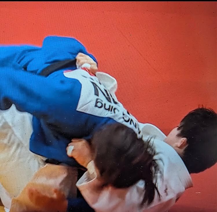 Izumi_Sunagawa's tweet photo. アジア大会柔道の女子70キロ級準々決勝。

寝技の攻防中に中国の唐靖が日本の前田凛選手の左腕に噛みついたとして反則負け。

前田選手の腕にはガッツリと歯型が残ってる。

中国人には武道の精神やスポーツマンシップがないのか。

もう国際大会に出てくるなよ。 https://t.co/Uuka1XGPb1