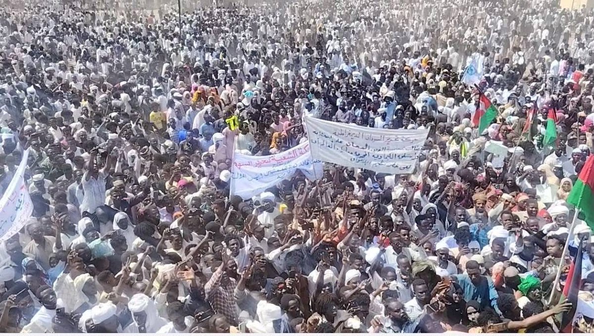 Anashimhr's tweet photo. The Sudanese people are out on the streets of Nyala in support of the civilian-led government and the Tasis coalition, standing against the Muslim Brotherhood and the Port Sudan authorities.

No concerted invasion, just the Sudanese people making their voices heard.

#Sudan #keepeyesonsudan #talkaboutsudan #savesudan #Tasis