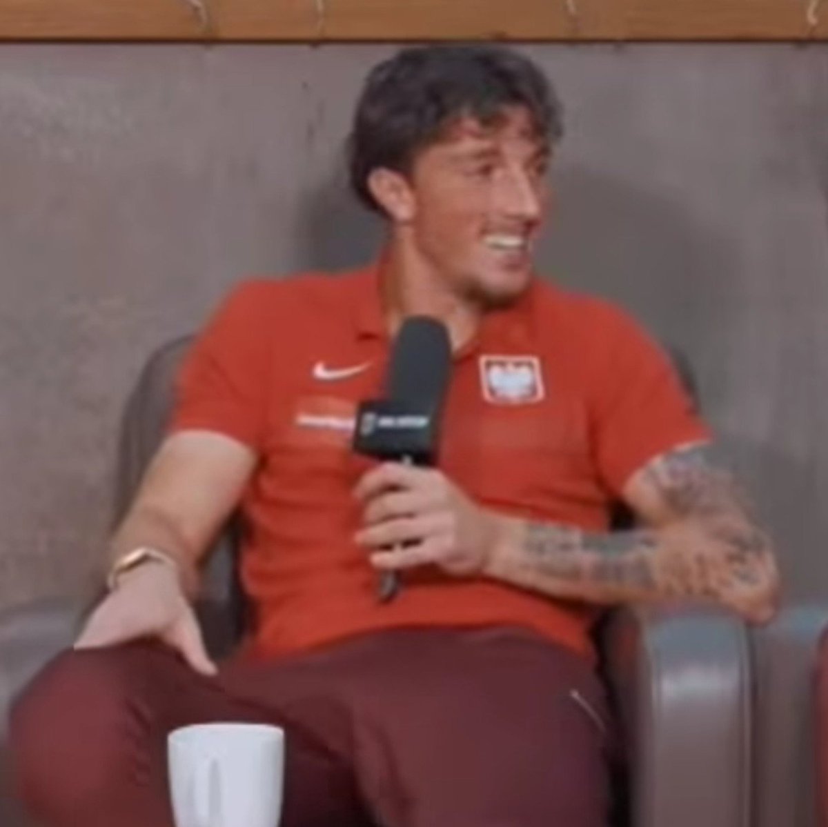 wislakrknews's tweet photo. 🗣🎙 Marcel Łubik i Kacper Duda i ich trzy słowa, którymi reagują na... [@Sportowy_Kanal]:

Straconego gola (Łubik): "K*rwa, ja pi*rdolę, co się dzieje?"

Strzelonego gola (Duda):
"Jest, super, brawo."

#WislaKrakow #U21 #POLSWE https://t.co/XPkf8dOPOm