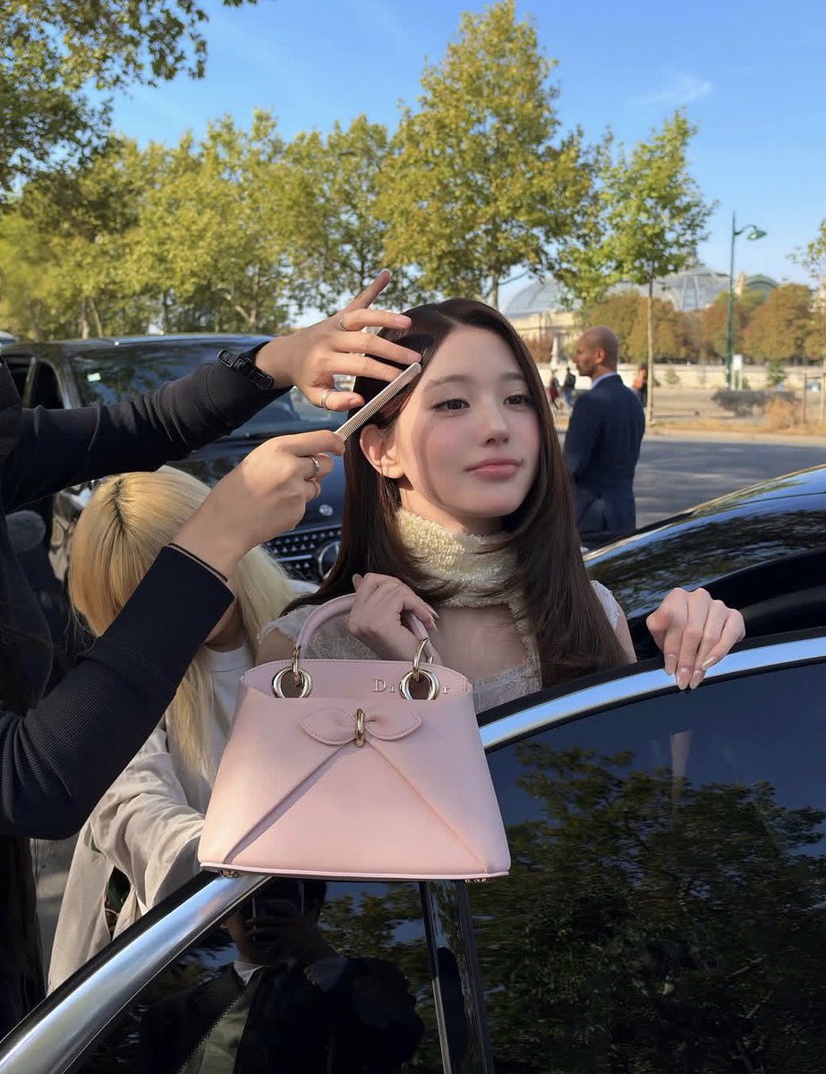 litchi0831's tweet photo. Dior’s Parisian fantasy is brought to life by the lovely Wonyoung

WONYOUNG IN DIOR
#WonyoungDiorSummer27
#JANGWONYOUNG
#WONYOUNG
#DiorSummer27 @Dior https://t.co/y5QsZDDPRG