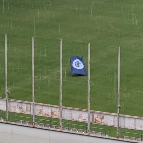 PostureigLleida's tweet photo. La pluja tampoc els vol al Camp d'Esports 😂 @massanagranaire @andreuginola https://t.co/8gJrWrJTIL