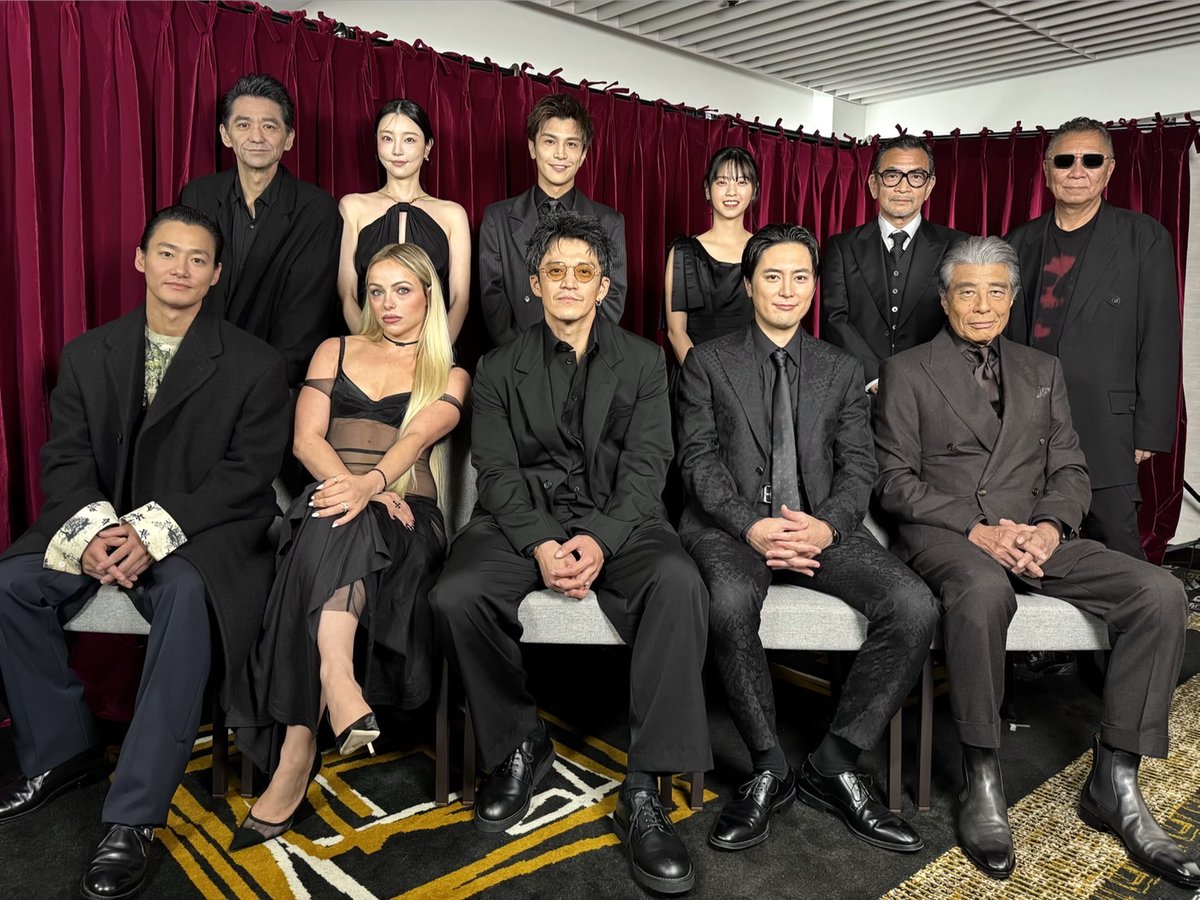 blt_movie_jp's tweet photo. 本日はTOKYOプレミアでした！

日米豪華キャストが勢揃い📷✨

ご来場いただいた皆さま、ありがとうございました。
公開まで、引き続きお楽しみに🐦‍⬛

『バッド・ルーテナント：トウキョウ』𝟏𝟎.𝟐𝟑 𝐅𝐫𝐢
#バッドルーテナントトウキョウ https://t.co/nj5h1FmAyX