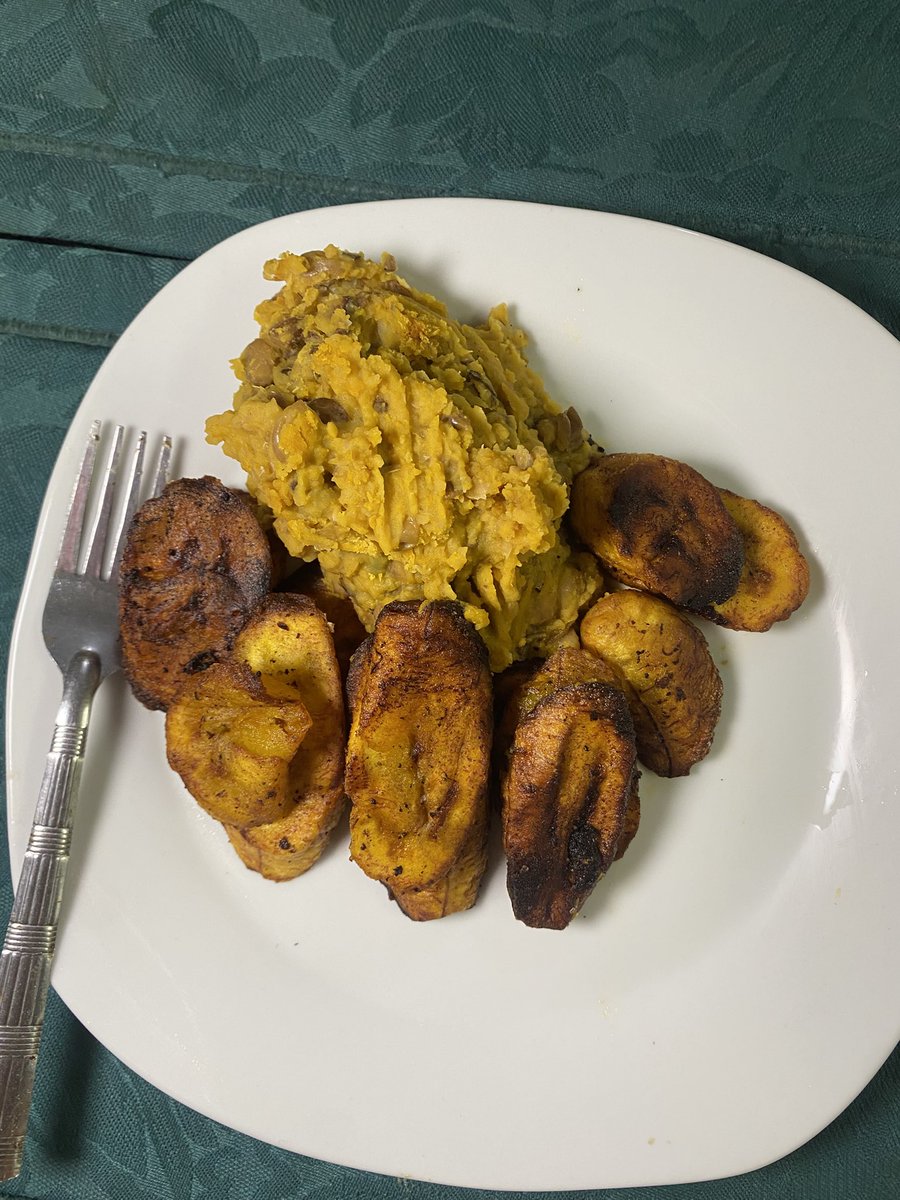 kikii055's tweet photo. what lunch looks like 😂

i don’t ike beans, but if i’m eating it, there better be plenty plantain. https://t.co/Cz9hEIzRBl