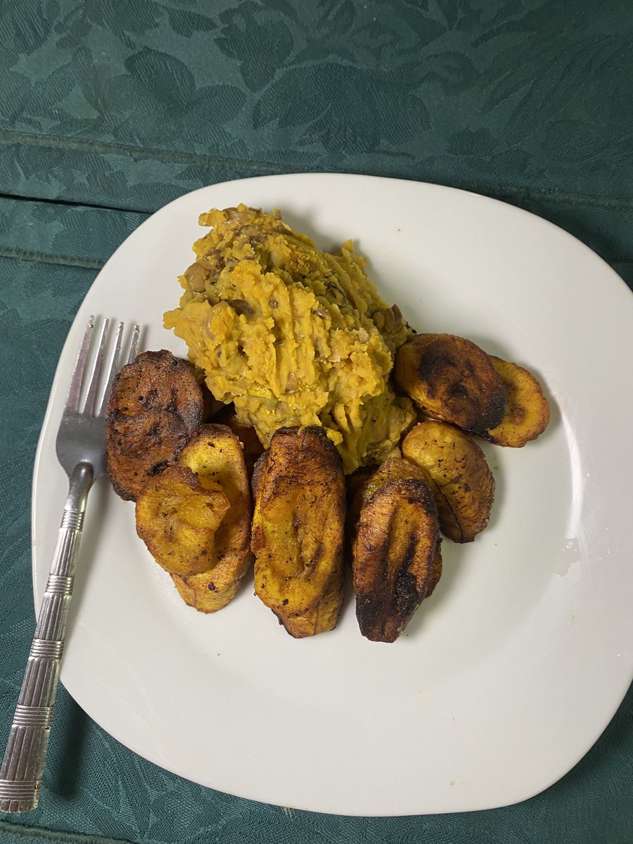 kikii055's tweet photo. what lunch looks like 😂

i don’t ike beans, but if i’m eating it, there better be plenty plantain. https://t.co/Cz9hEIzRBl